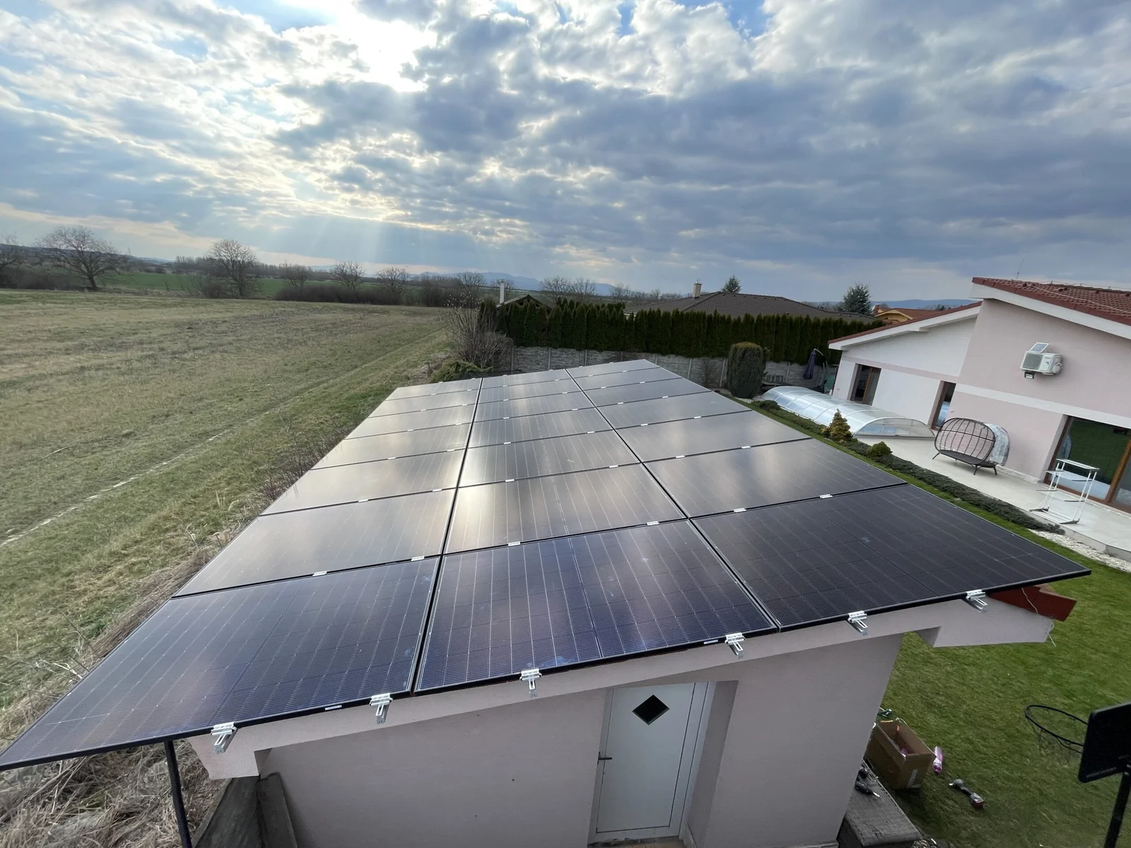 Solárne panely na streche rodinného domu pri Trebišove
