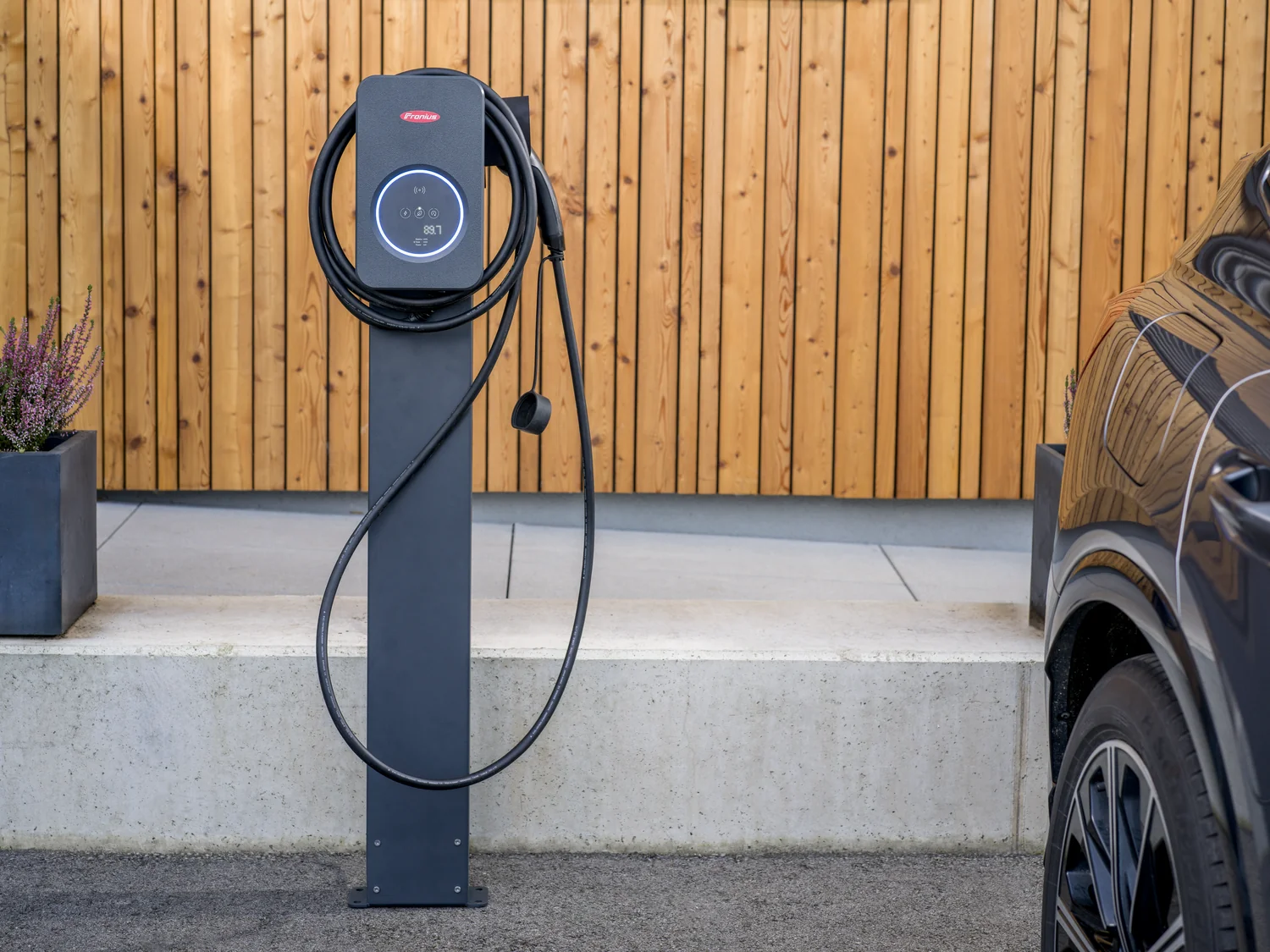 Domáca nabíjacia stanica Fronius Wattpilot na stojane pri elektromobile