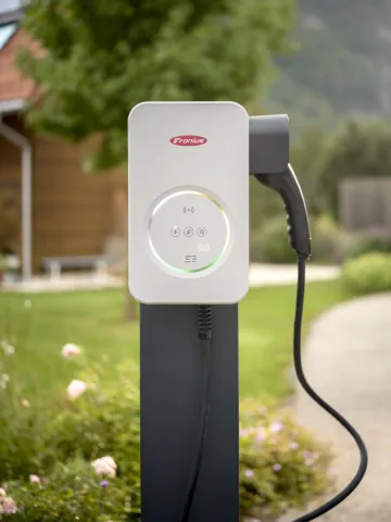 Fronius Wattpilot Flex v záhrade rodinného domu