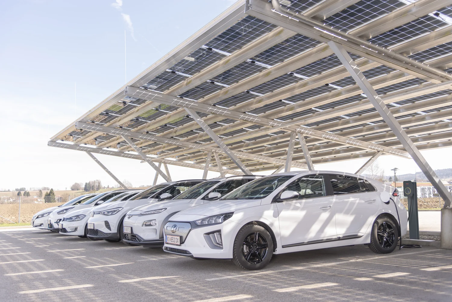 Elektromobily nabíjané pod solárnym prístreškom