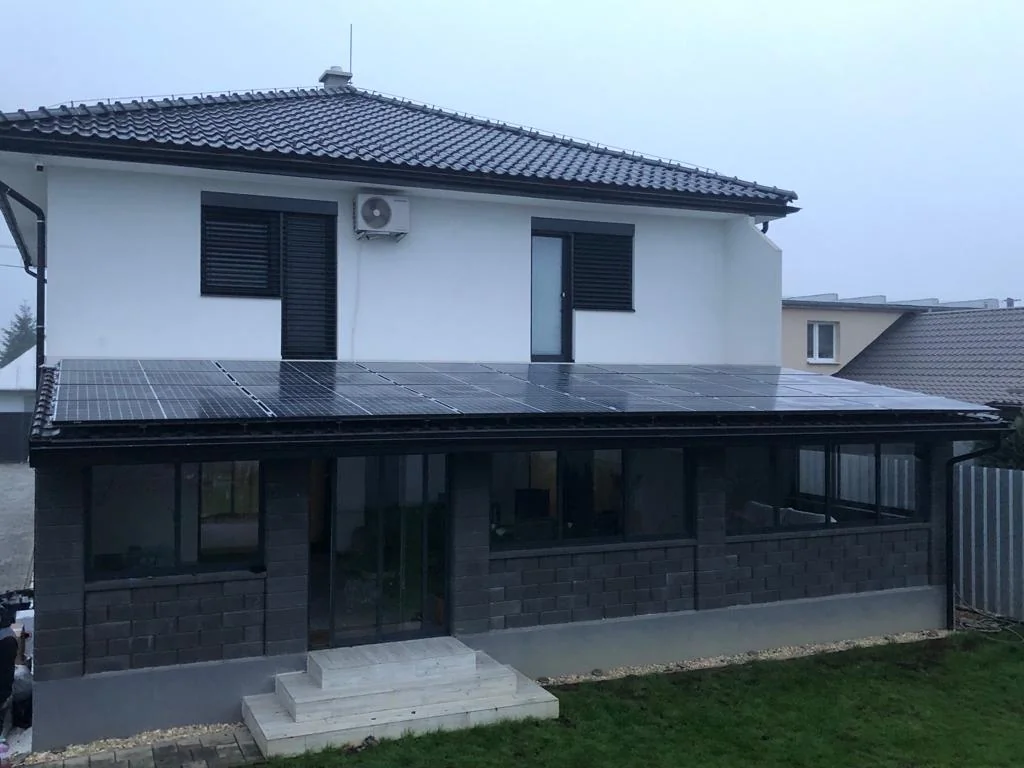 Solárne panely na rodinnom dome v Čiernom Poli