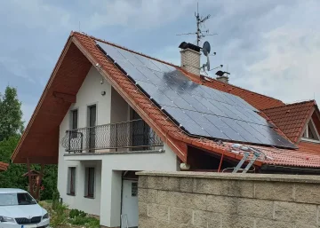 Rodinný dom v Košiciach s balkónom a veľkou zostavou solárnych panelov na červenej streche