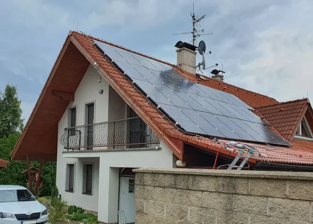 Rodinný dom v Košiciach s balkónom a veľkou zostavou solárnych panelov na červenej streche