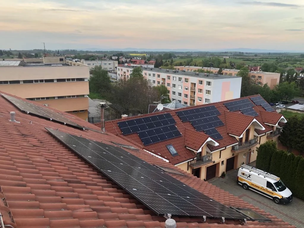 Solárne panely na bytovom dome v Kráľovskom Chlmci