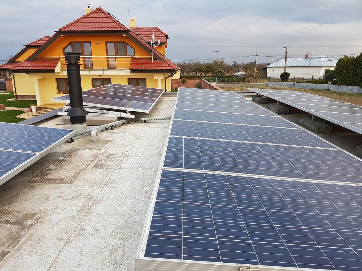 Hotová fotovoltická elektráreň na rodinnom dome v Ložíne, Ložín