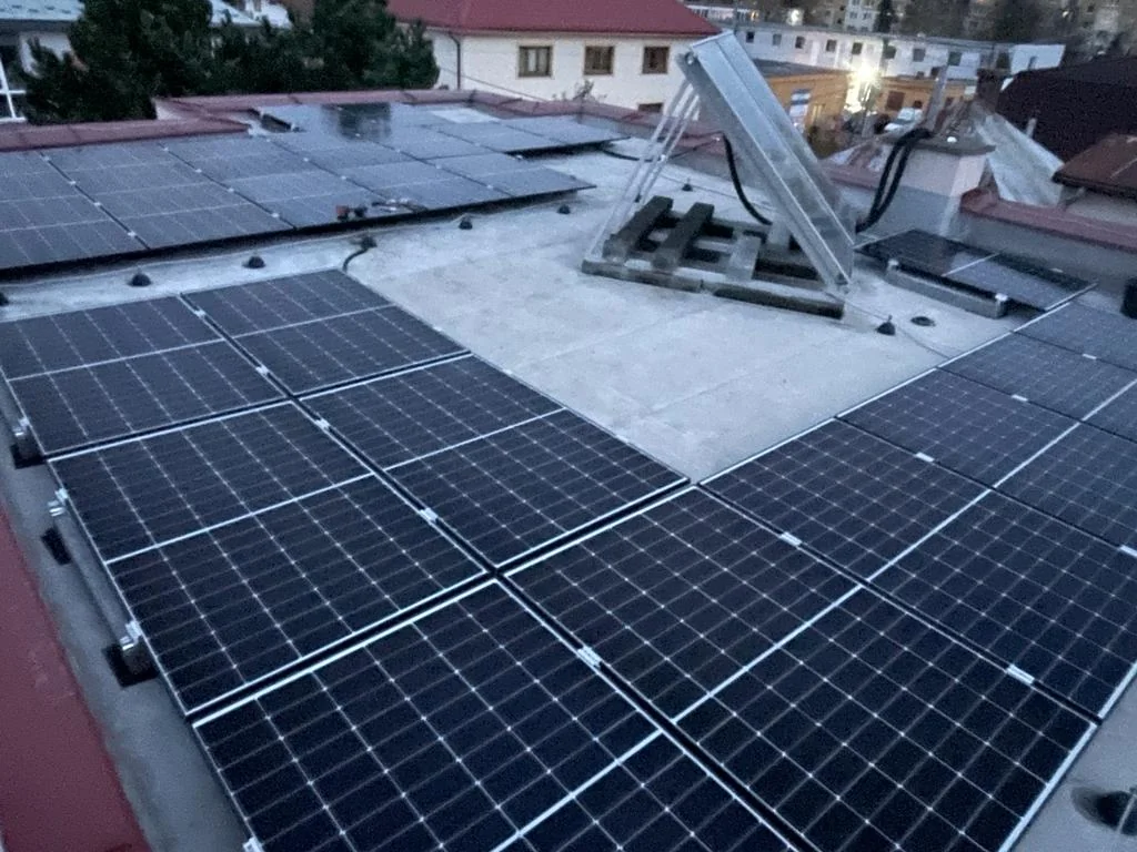 Solárne panely na streche prevádzky v Michalovciach, okres Michalovce
