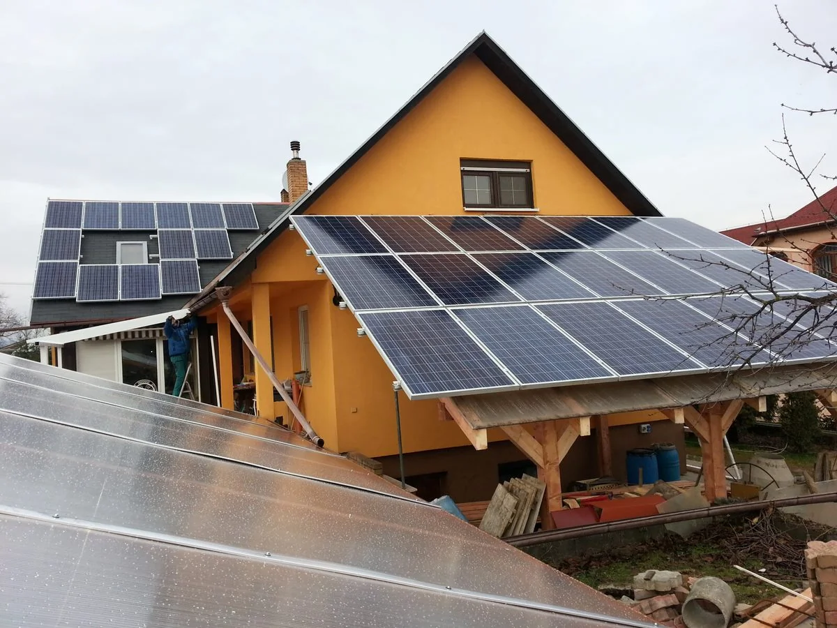 Solárne panely na prístrešku v Šebastovciach, okres Košice