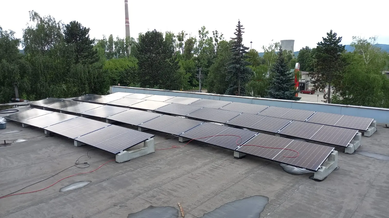 Fotovoltická elektráreň na prevádzkovej budove v Strážskom, okres Michalovce