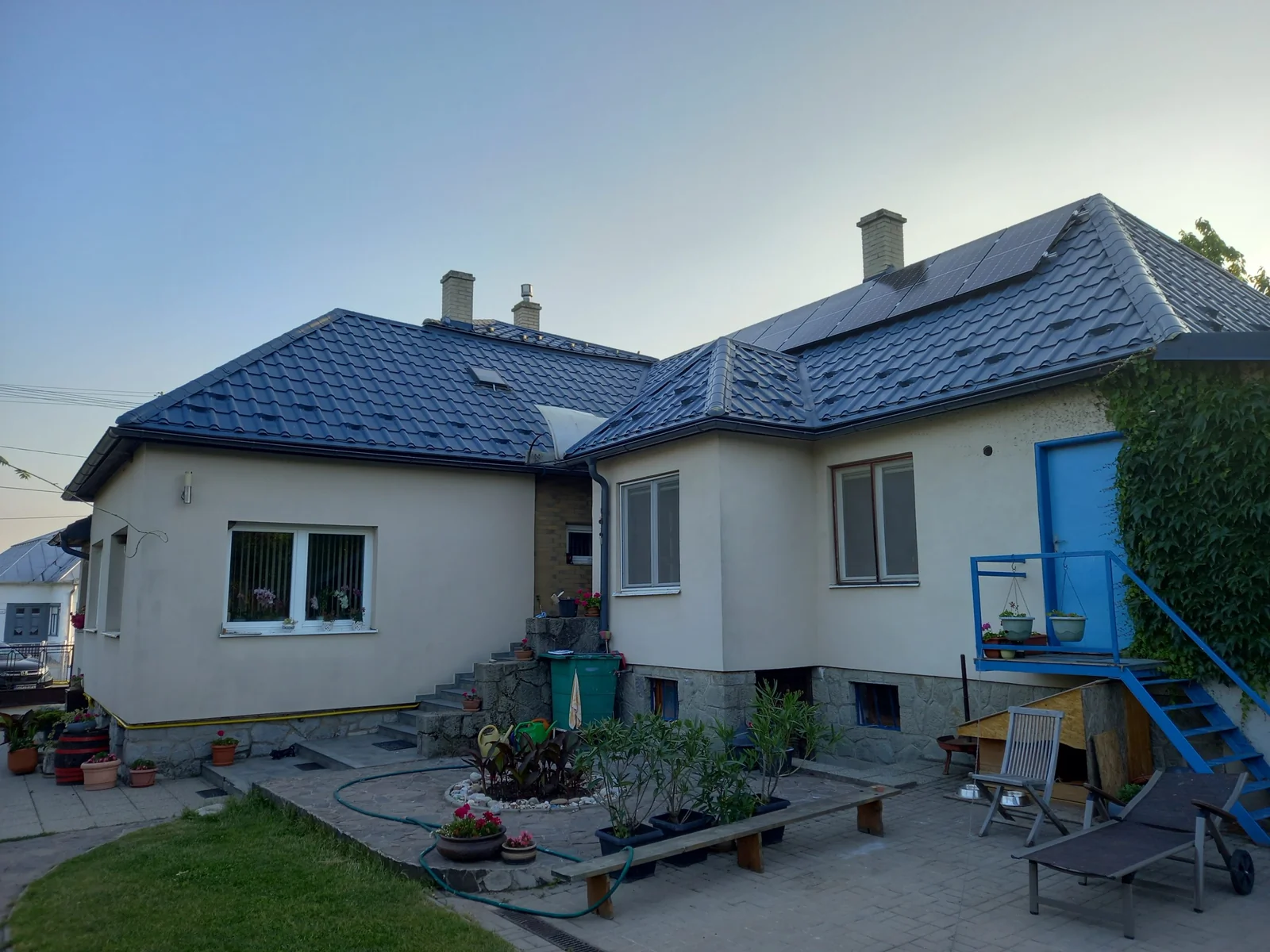 Montáž fotovoltiky na rodinnom dome vo Vinnom, okres Michalovce