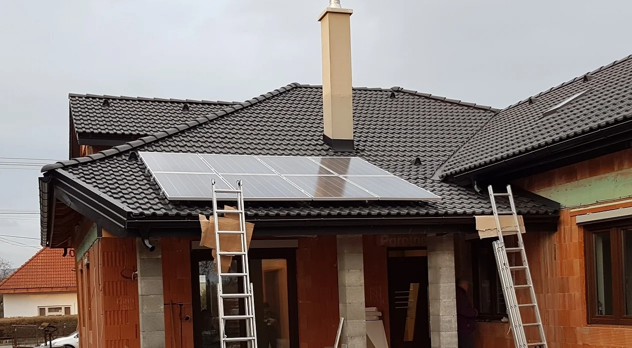 Solárne panely na rodinnom dome v Zalužiciach