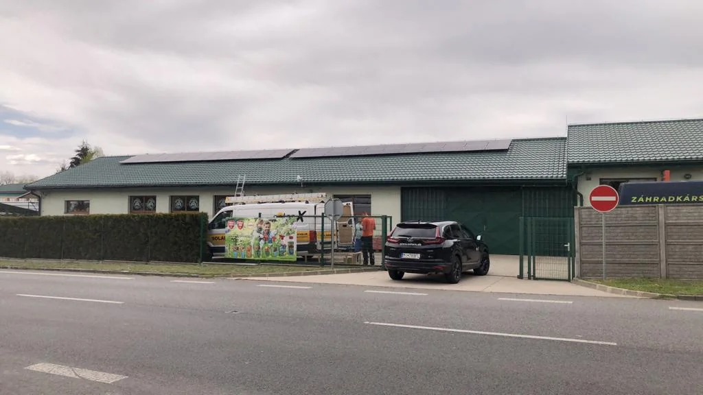 Predajňa s fotovoltickou elektrárňou v Zalužiciach, Zalužice