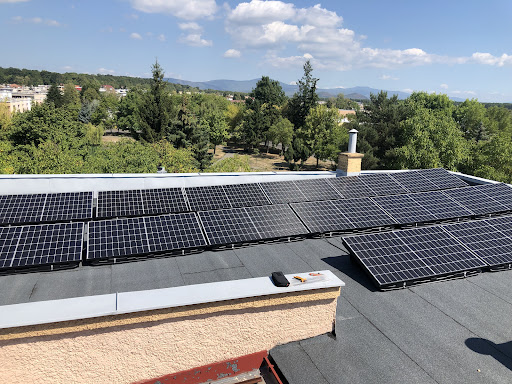 Solárne panely na plochej streche rodinného domu s výhľadom na Michalovce