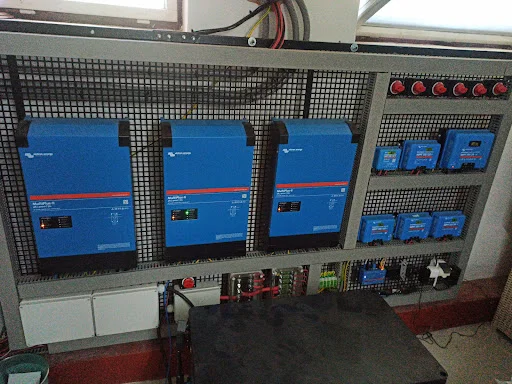 Tri meniče Victron MultiPlus s batériovým rozvádzačom v technickej miestnosti