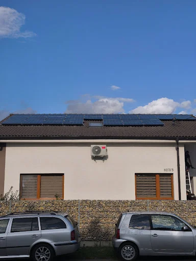 Rad solárnych panelov na škridlovej streche rodinného domu