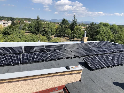 Solárne panely na plochej streche rodinného domu s výhľadom na Michalovce