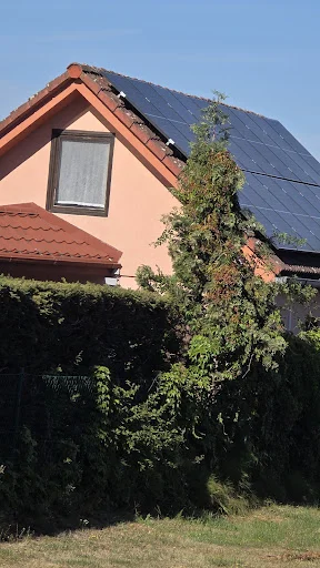 Solárne panely na streche rodinného domu, pohľad zo záhrady